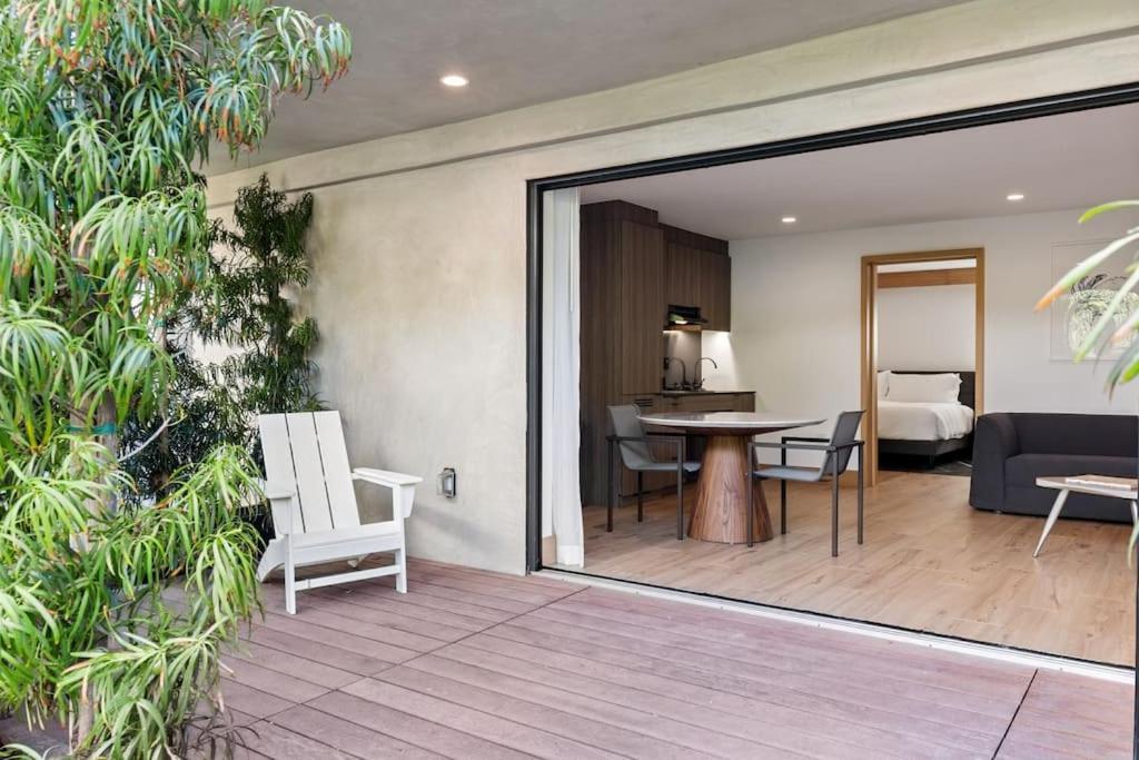 Malibu Sand Carbon Beach Suites Exterior photo