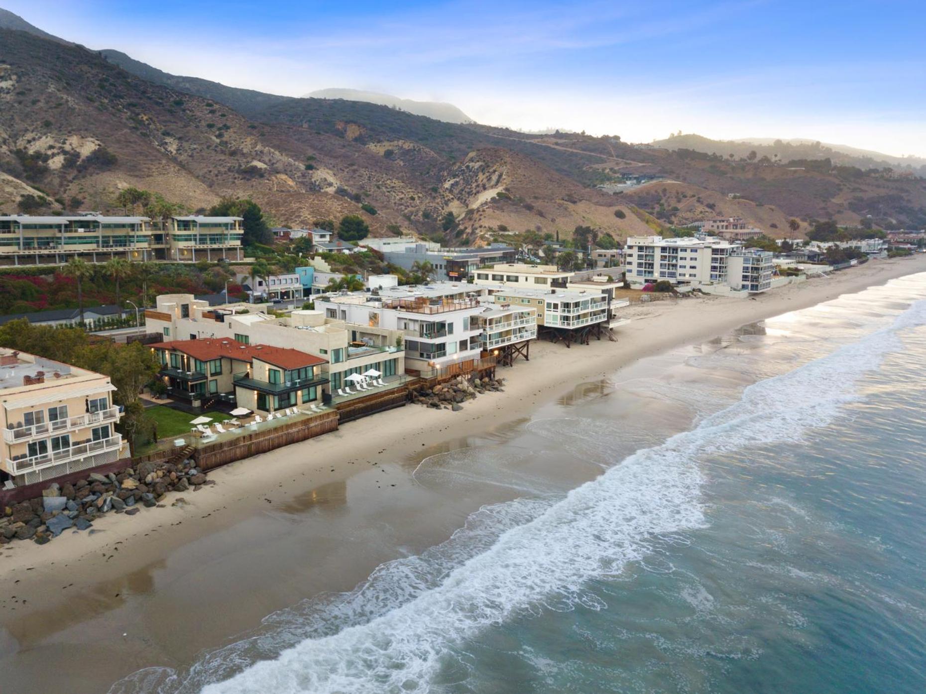 Malibu Sand Carbon Beach Suites Exterior photo